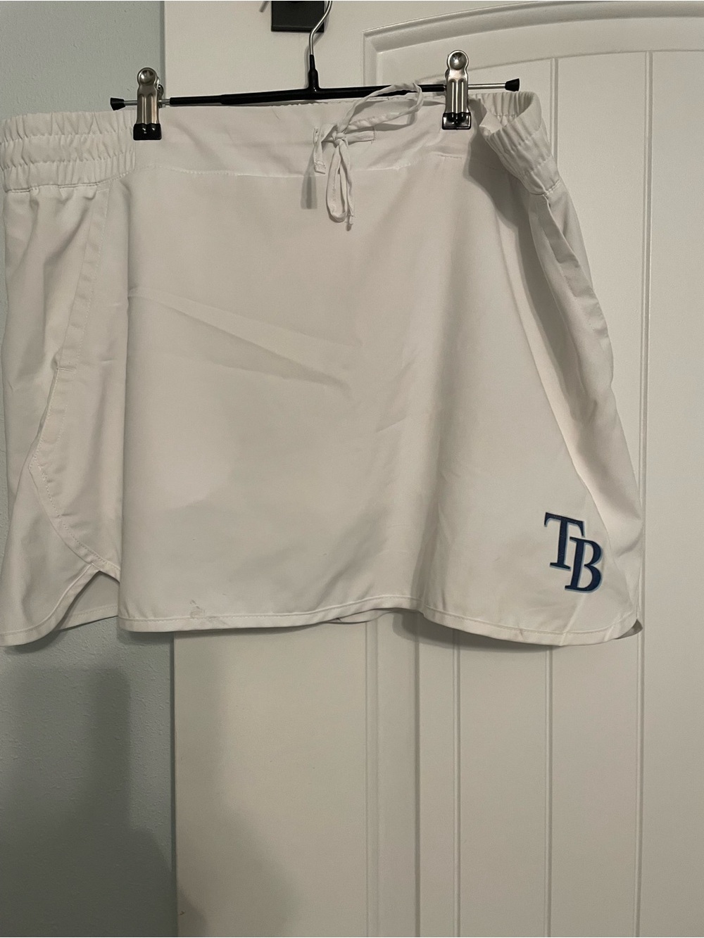 MLB/Columbia White Women's Skort with Navy TB Rays Logo